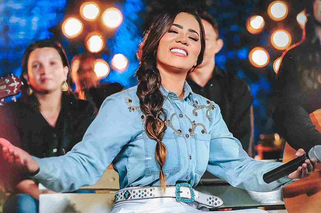Stefhany Souza Reafirma Compromisso com a Música Gospel e Recusa Propostas Milionárias