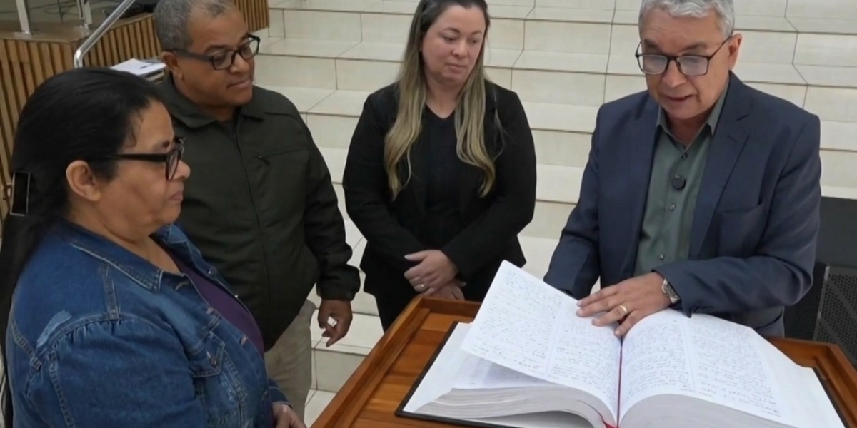 Igreja Luz do Mundo Celebra Conclusão de Bíblia Escrita à Mão Após Uma Década de Dedicação