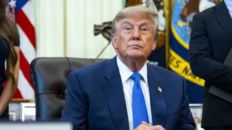 Trump Ameaça Bombardear Omã em Meio a Tensão no Estreito de Ormuz