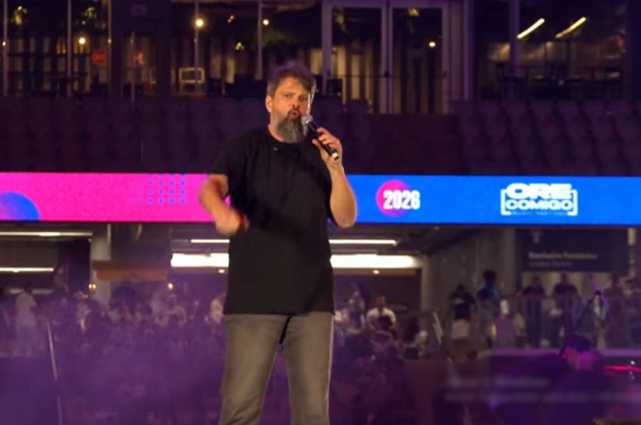 Pastor Tassos Lycurgo Gera Polêmica ao Criticar Pautas Progressistas em Evento Cristão