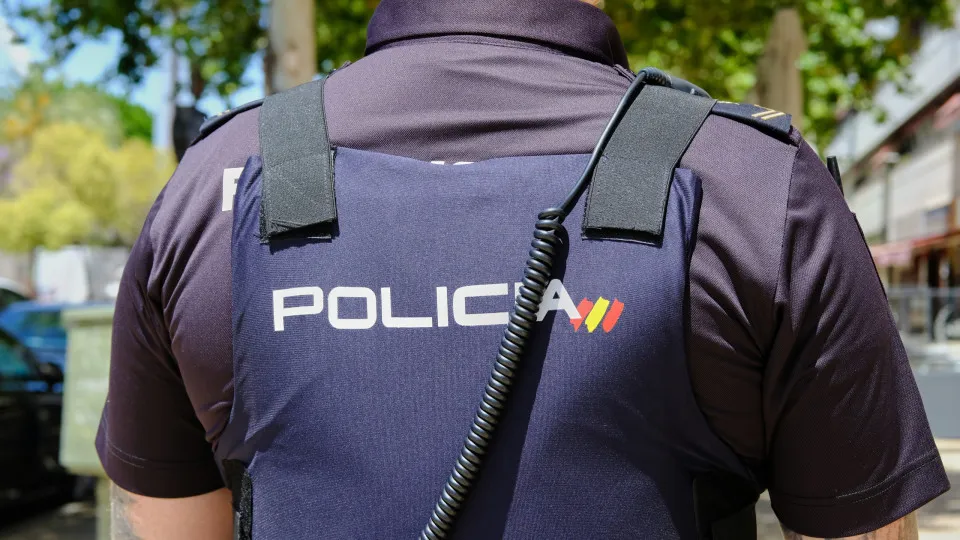Jovem Espanhola Escapa de Casamento Forçado com Homem 40 Anos Mais Velho e Denuncia Abusos Familiares