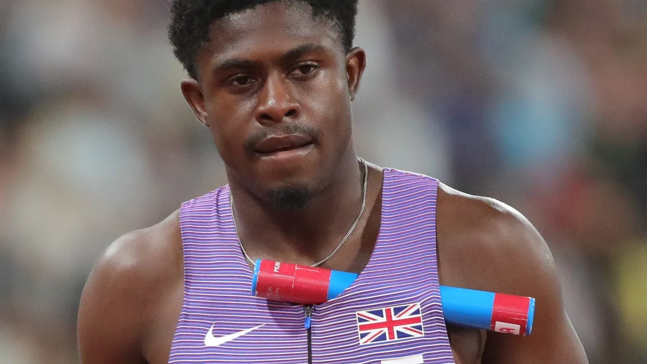 Jeremiah Azu: Velocista Britânico Retorna às Pistas com Medalha de Prata e Mensagem de Fé