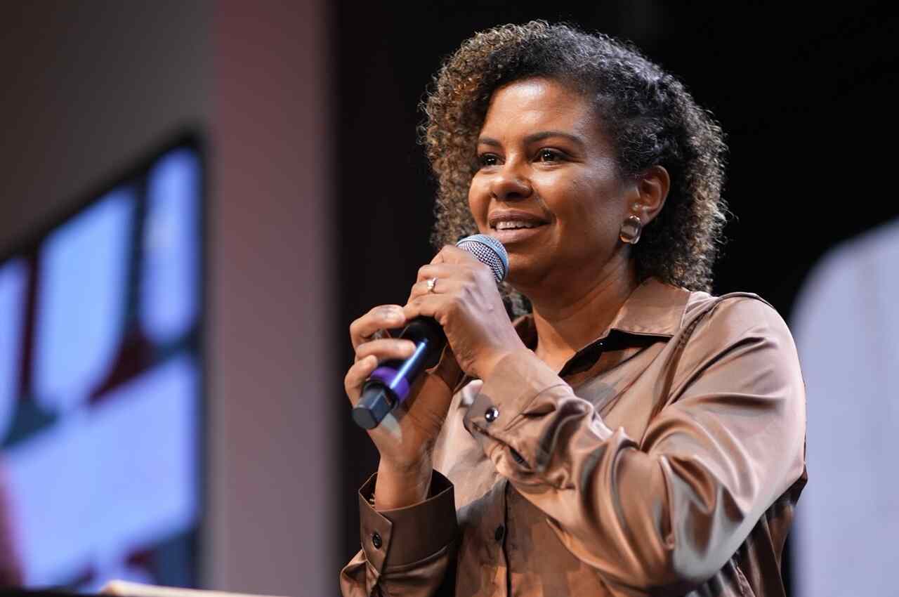 Igreja Deus é Amor Acolhe Mudanças: A Chegada de Nívea Soares marca um Novo Tempo
