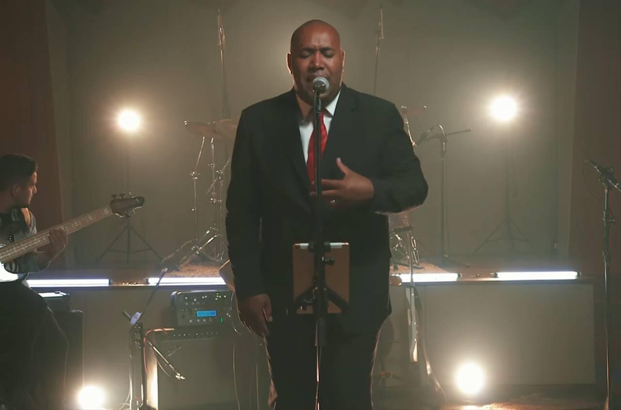 Gerson Rufino Comove Público com Ato de Generosidade em Evento Gospel