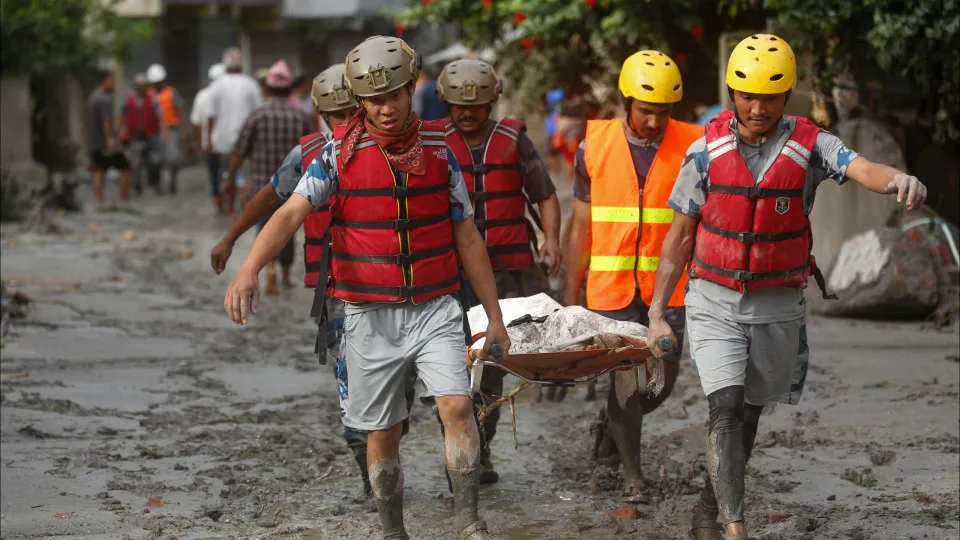 Nepal Enfrenta Tragédia: Centenas Presos em Túneis Após Enchente Devastadora