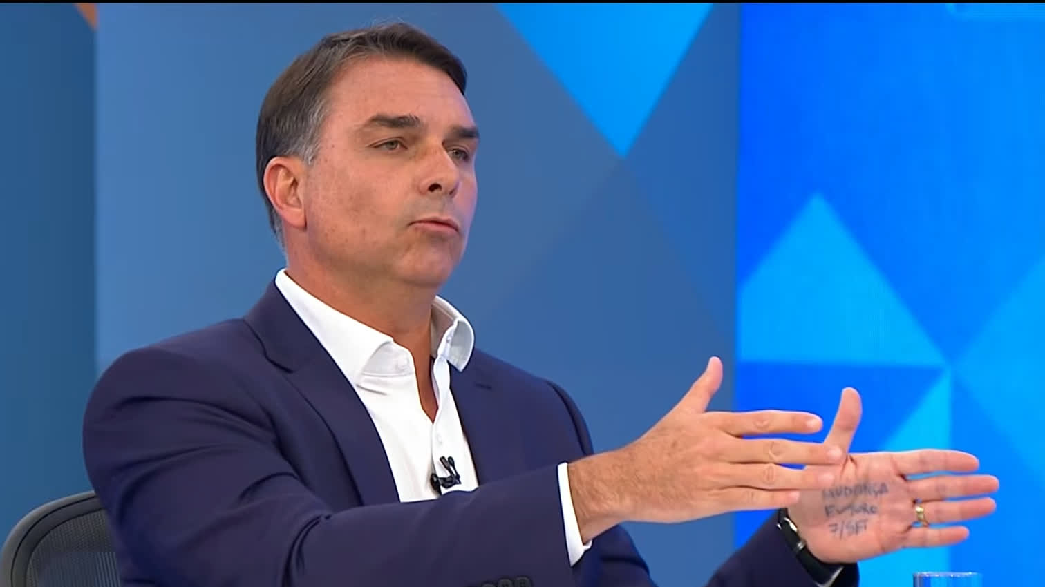 Flávio Bolsonaro Questiona Ética de Moraes em Caso de Banqueiro