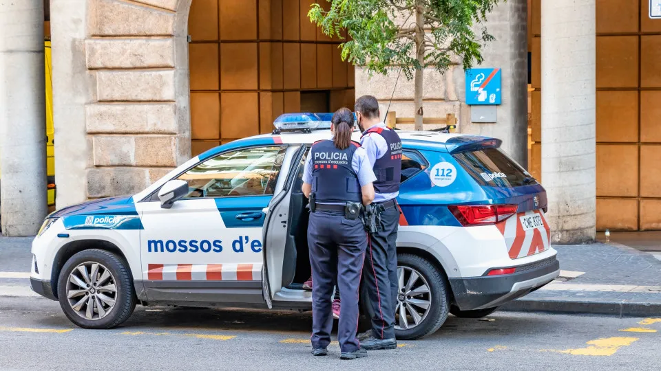Tragédia em Barcelona: Homem Esfaqueia Três e Salta do Quarto Andar
