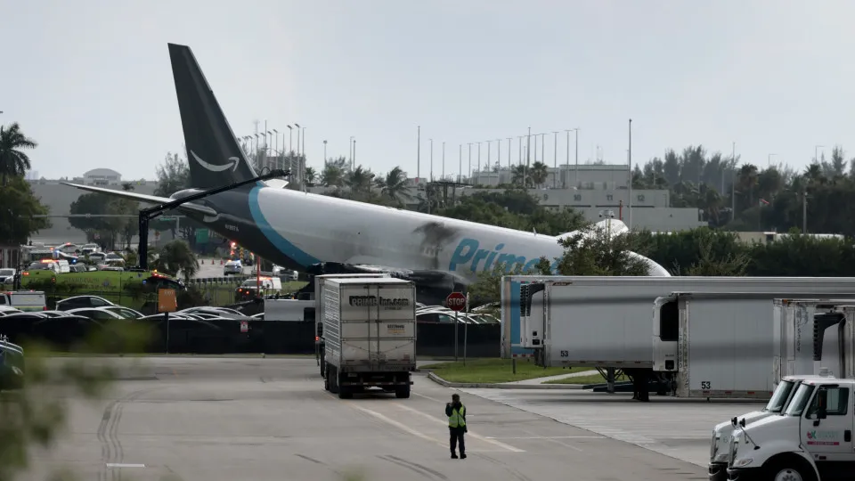 Tragédia em Miami: Avião da Amazon Air sai da pista e causa mortes
