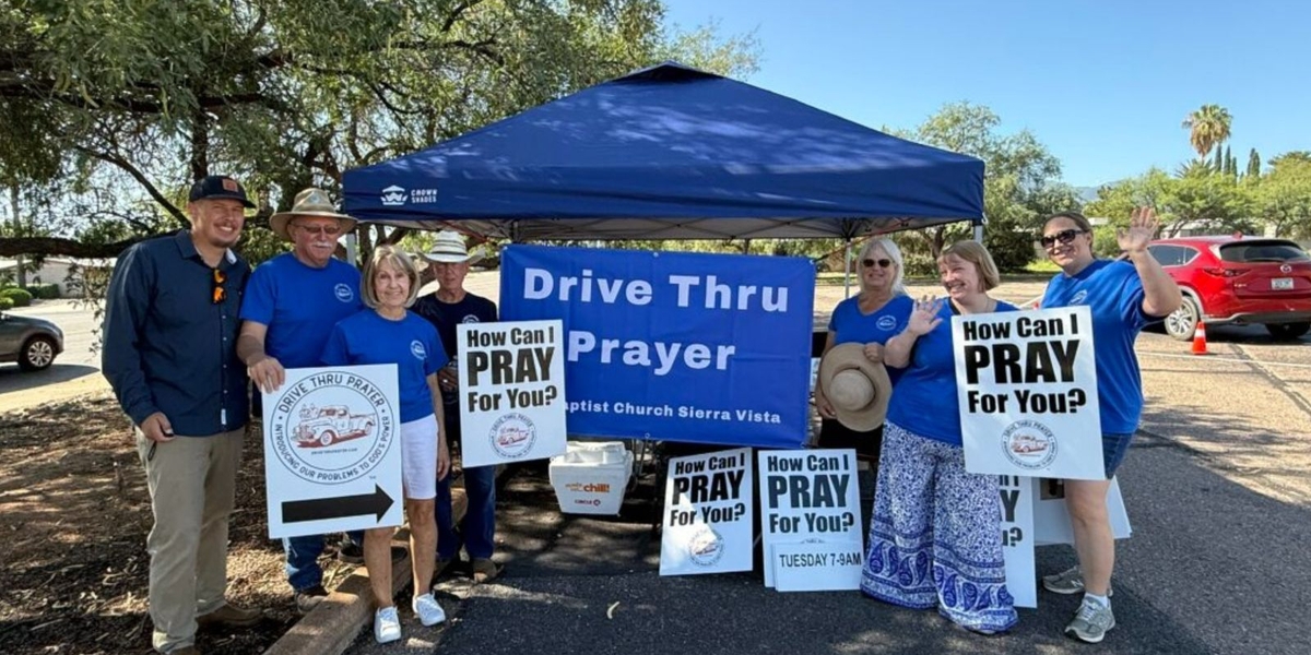 Igreja Americana Inova com 'Drive-Thru' de Oração e Transforma Vidas no Arizona