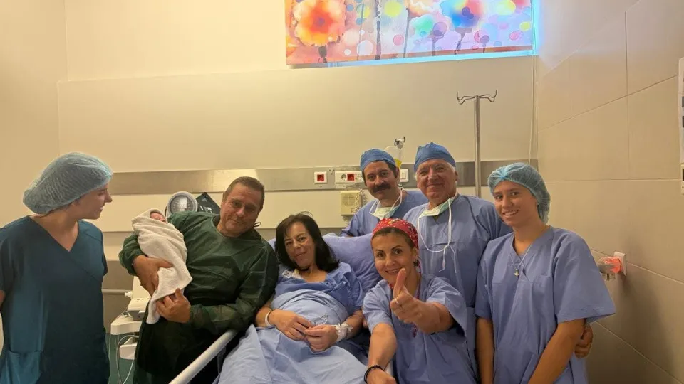 Milagre da Vida: Mulher de 54 Anos Dá à Luz Após 22 Anos de Espera