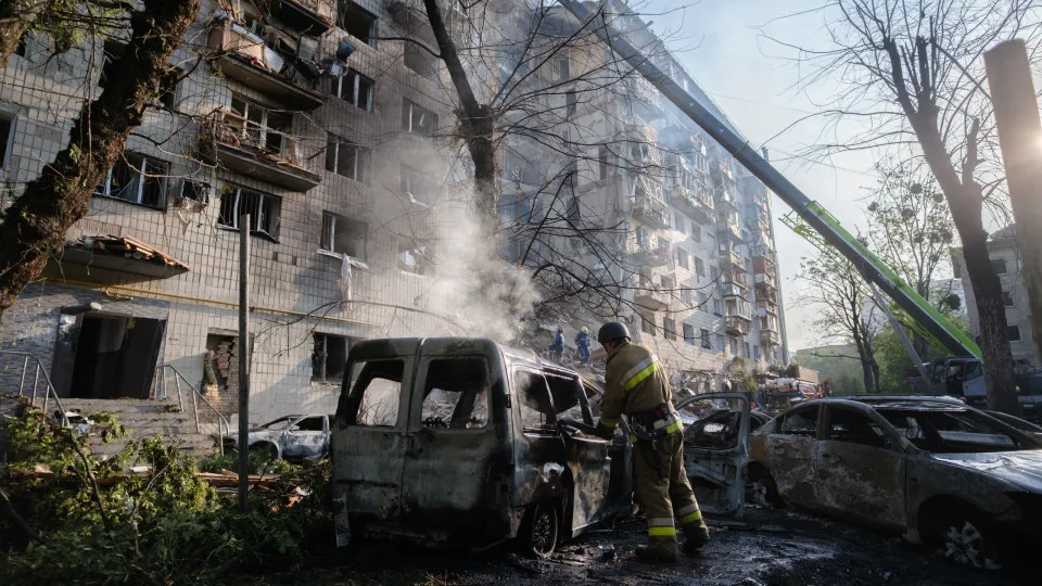 Rússia Retoma Ataques Aéreos em Kiev Após Visita de Enviados dos EUA
