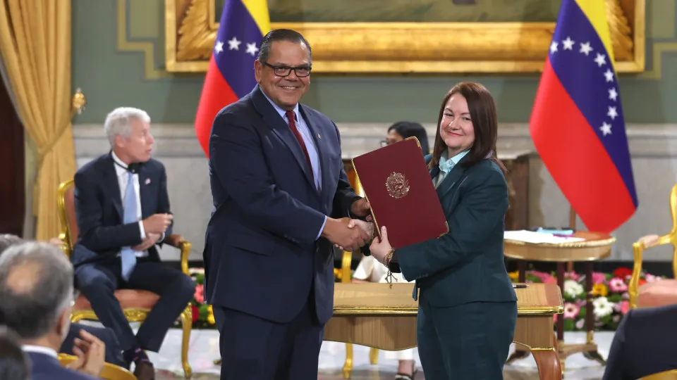Venezuela Reafirma Compromisso com Acordos Petrolíferos com China e Rússia em Meio a Mudanças Geopolíticas